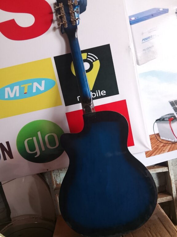 Acoustic box guitar