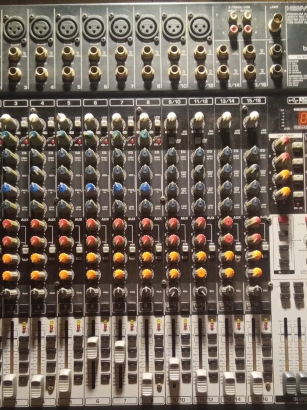 Bheringer xynx X2442USB mixer