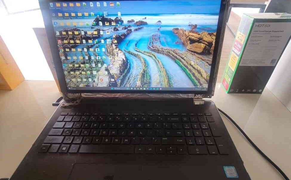 Hp 15-bs0xx core Hp 15-bs0xx core i7 8/256gb ssd