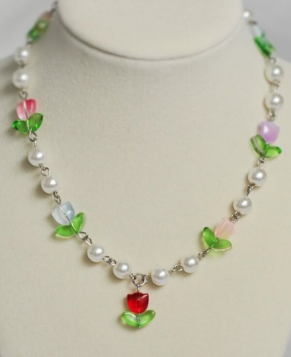Pearl bead necklace
