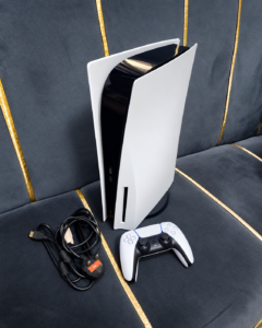 Ps5 800gb with 1 pad and 6 games