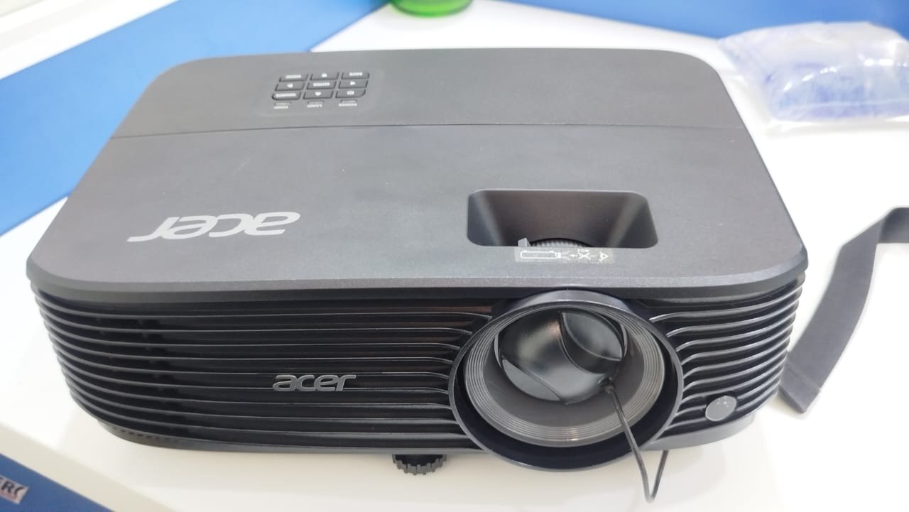 Acer x1123HP DLP projector SVGA