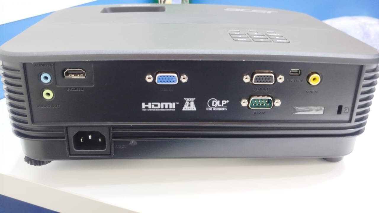 Acer x1123HP DLP projector SVGA
